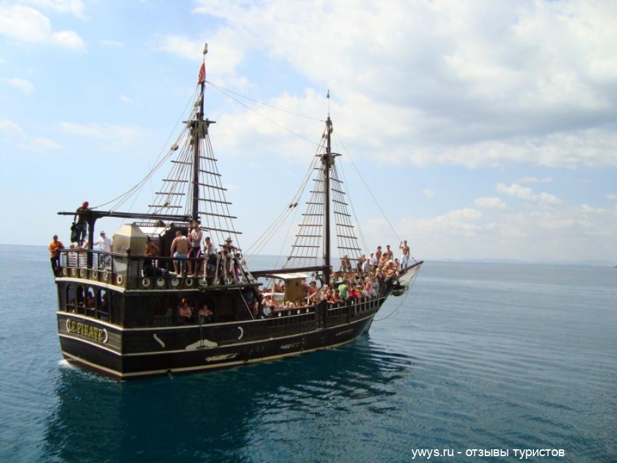 Экскурсия на пиратском корабле, Тунис. Соседний пиратский корабль