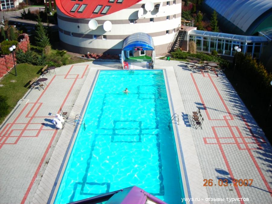 Открытый бассейн в отеле Олимп в Светлогорске