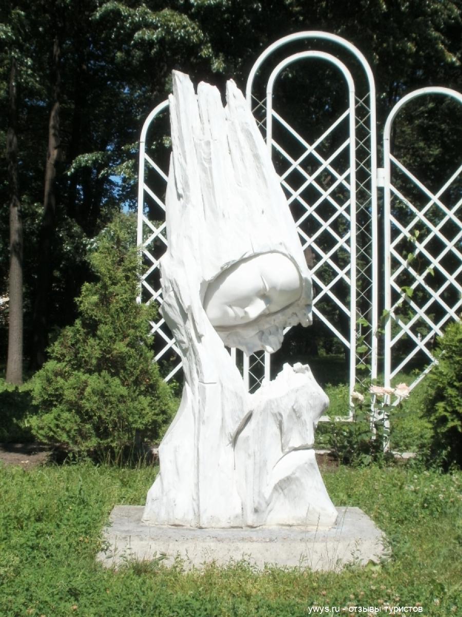 Усадьба губернатора, Ярославль. Скульптура "Лицом к лицу"