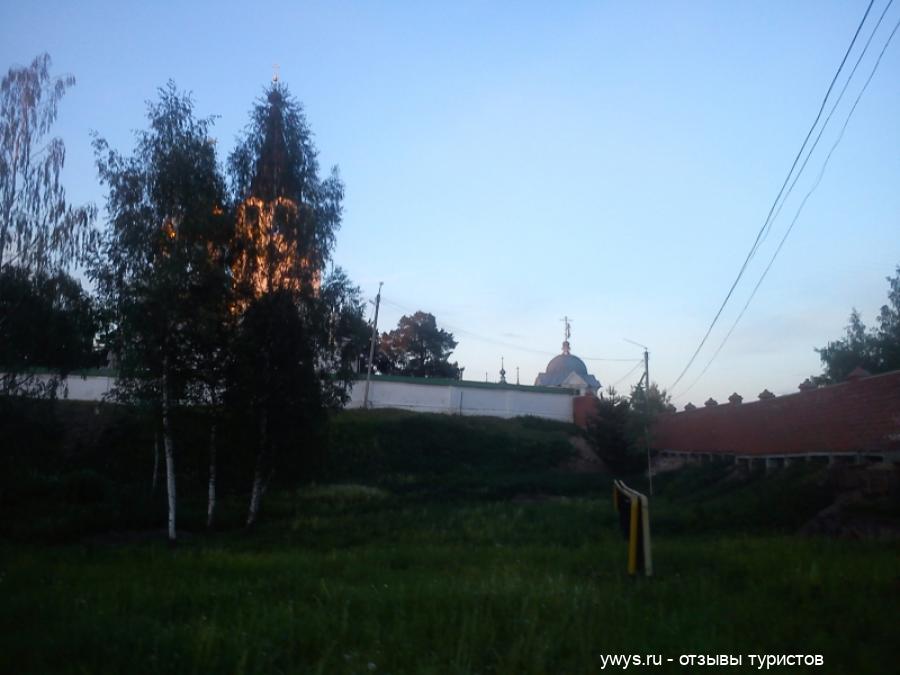 Территория Троице-Сыпанова монастыря огородилась забором. Для паломников, которые вечером хотят посетить святой источник у одной из башенок периметра приделана калиточка. В 10 вечера она открыта.