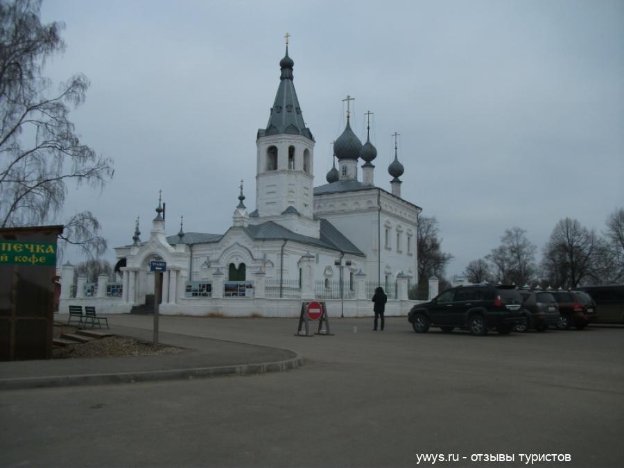 Зачатьевский собор Спасо-Яковлевского монастыря. Неплохая парковка перед входом.