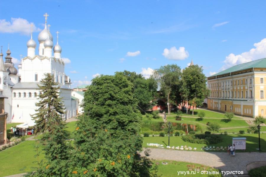 Вид с крепостной стены Ростовского кремля на внутренний двор