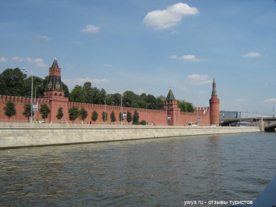 Набережная Московского Кремля, Вторая Безымянная башня, Петровская башня, Беклемишевская башня