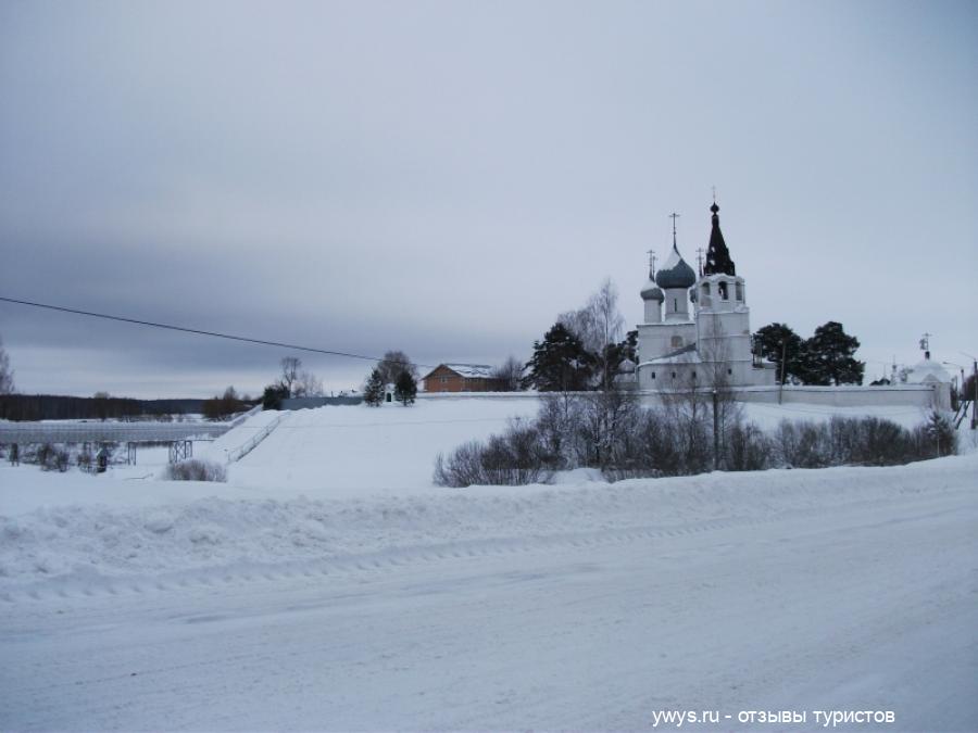 Зимнее пасмурное утро не позволяет оценить все красоту этого места. Троице-Сыпанов Пахомиево-Нерехтский монастырь на своей невысокой горке.