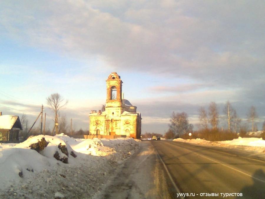 Никольская церковь в селе Болотово Судиславского района. Ураган летом 2010 года оставил храм без куполов.