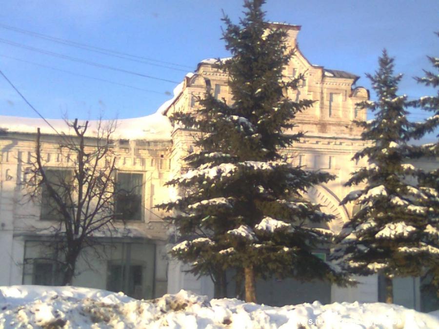 Центр Судуславля. Старое здание, по видимому Торговый ряд.