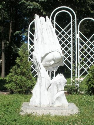 Усадьба губернатора, Ярославль. Скульптура "Лицом к лицу"