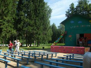 Родительский день в детском лагере Красная горка (г. Кострома). Концерт детей уже закончился, зрители и участники покинули концертную площадку.
