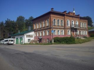 Судиславская пекарня расположена прямо на центральной площади города. Вывеска есть, но не очень яркая.