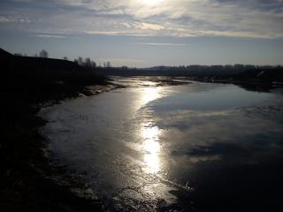 Поздняя осень. Издалека лед на реке плохо заметен.