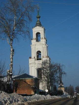 Колокольня Казанского собора, высота около шестидесяти метров. На заднем плане видны купола  Никольского храма. В Нерехте все храмы и церкви рядом друг с другом.